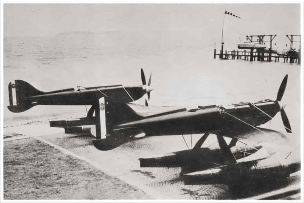 Два самолета М.С.72 второй партии на озере Гарда. На самолете на переднем плане крышки капота мотора сняты